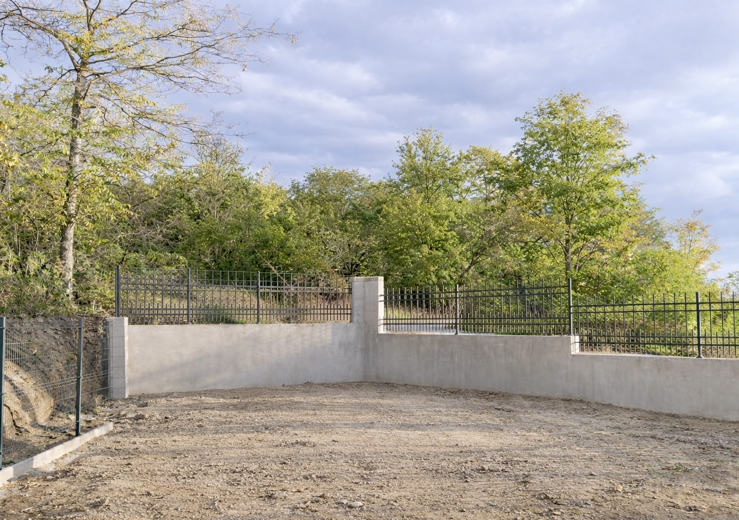 Kocsibeálló előtte – üres terület