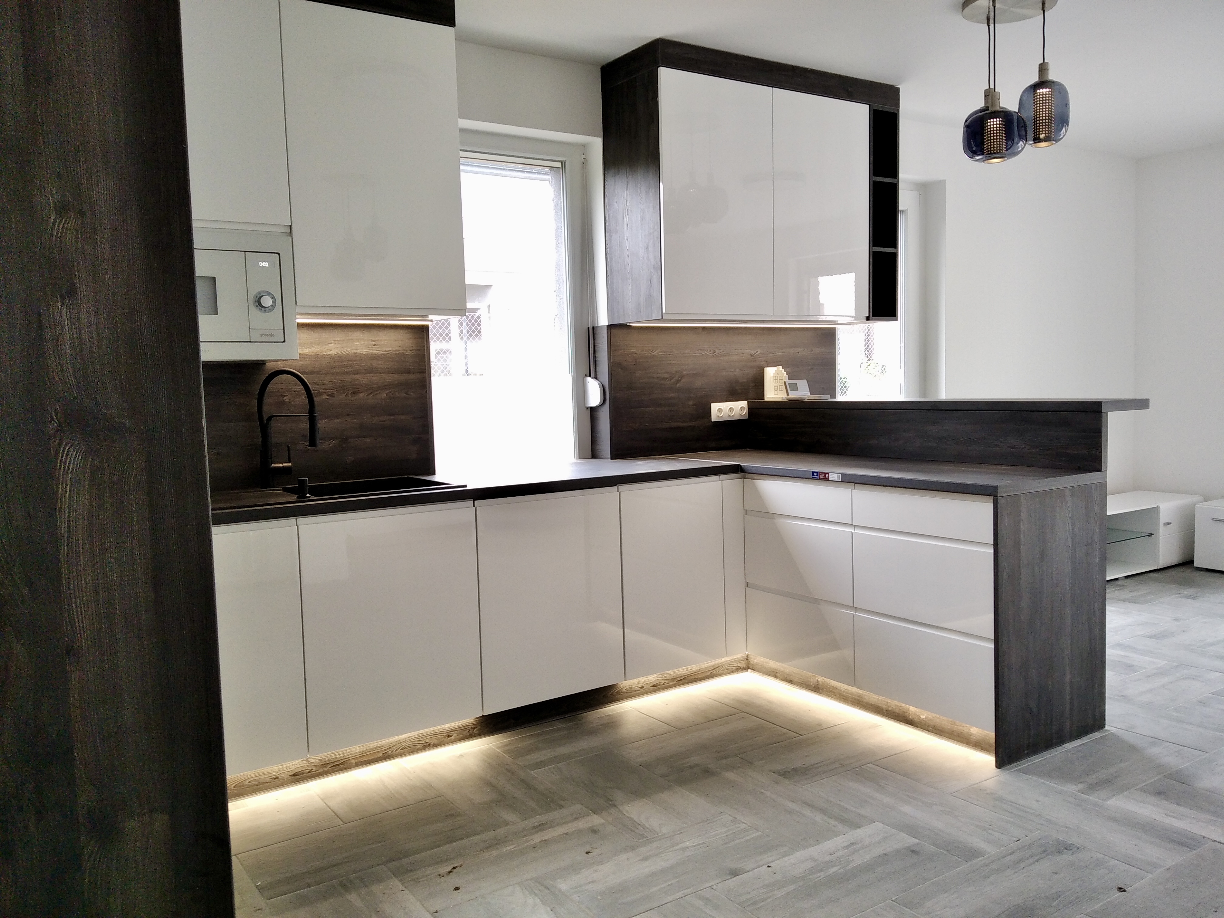 Konyhabútor fehér LED világítással, másik nézet