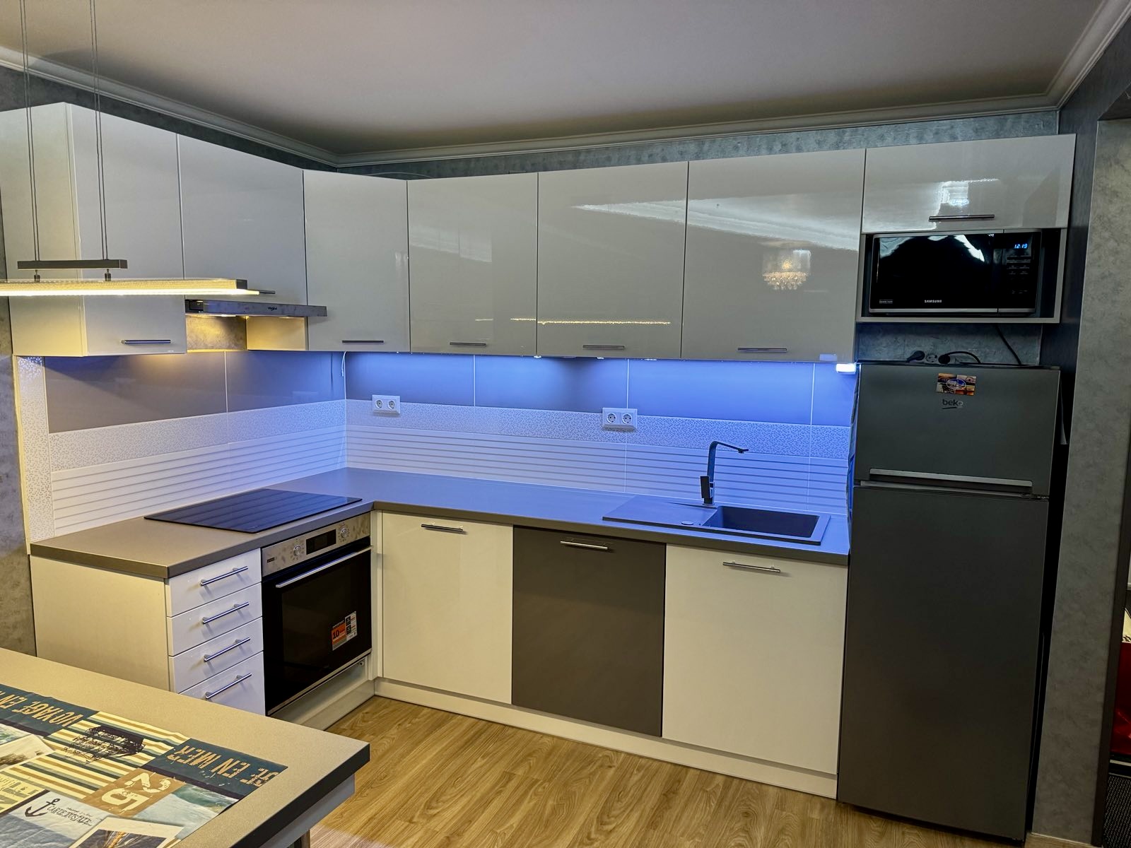 Konyhabútor kék LED világítással