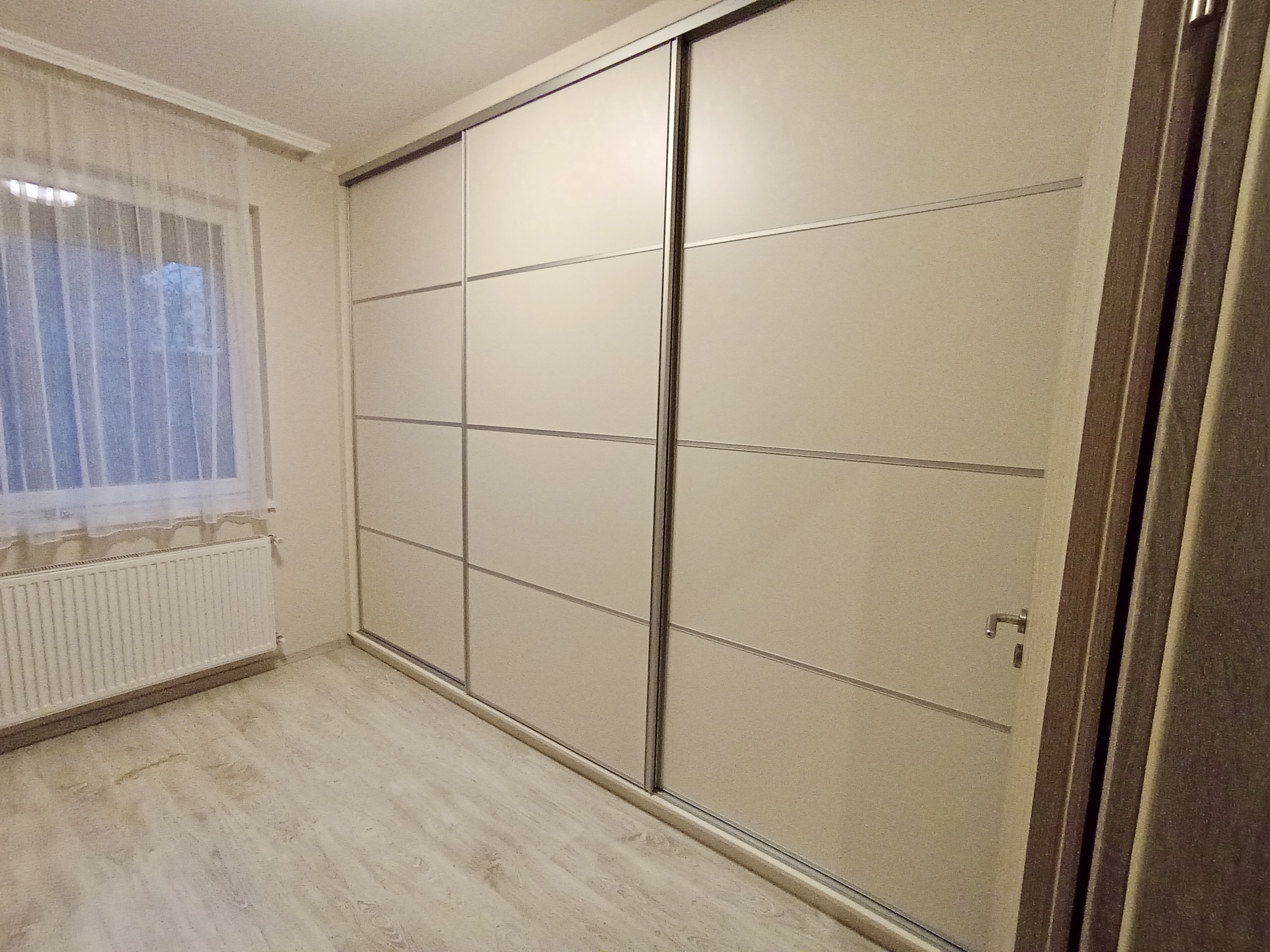 3 ajtós tolóajtós szekrény