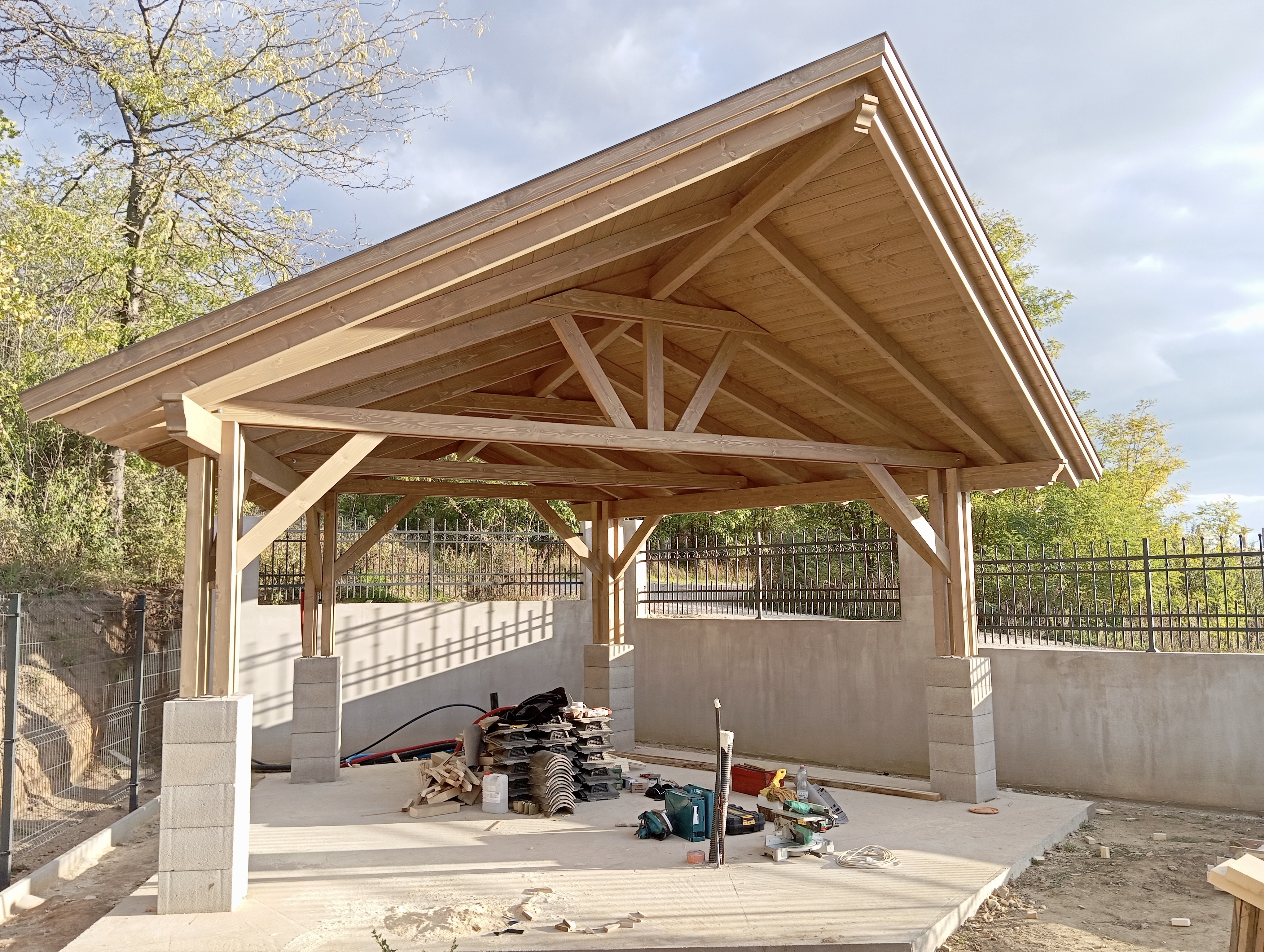 Kocsibeálló utána – kész faszerkezet